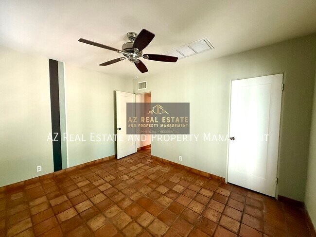 Building Photo - 1630 N Laurel Ave