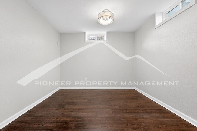 Building Photo - Gorgeous Home with Washer/Dryer and Fenced Yard