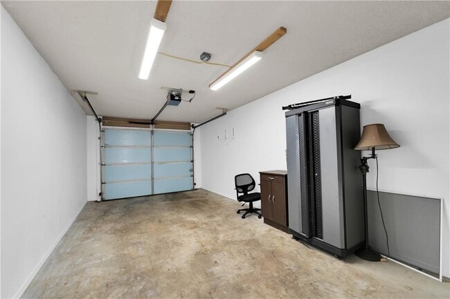 Building Photo - 758 W Poplar St
