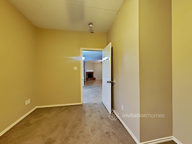 Building Photo - 720 Hollow Ridge Dr