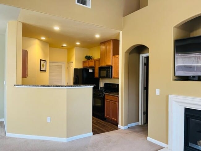 Building Photo - Beautiful Tri-Level Condominium in Gated Elk Grove Community!