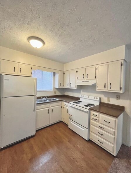 Building Photo - 400 W 7th St