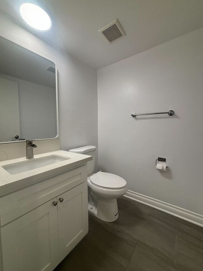 Building Photo - Modern 2-Bedroom Townhome with Garage in t...