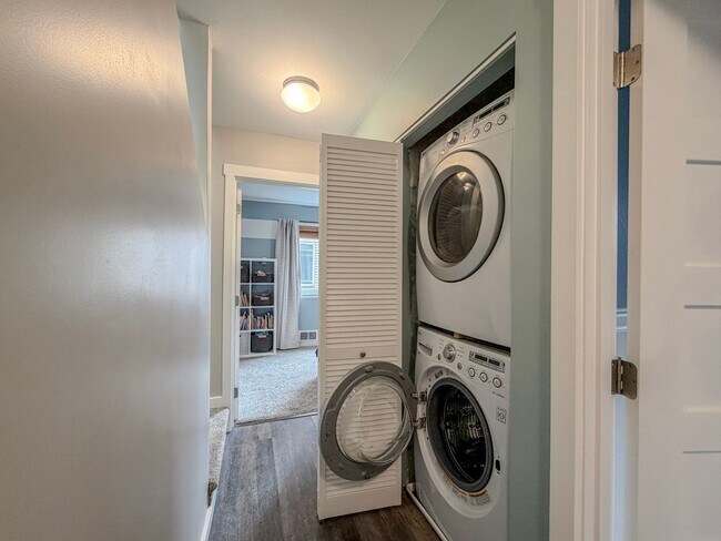 Building Photo - 2 bed/2.5 bath Townhome with Bonus Loft Space in North Seattle, $2,800/mo.