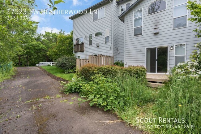 Building Photo - Spacious Sherwood Townhouse!