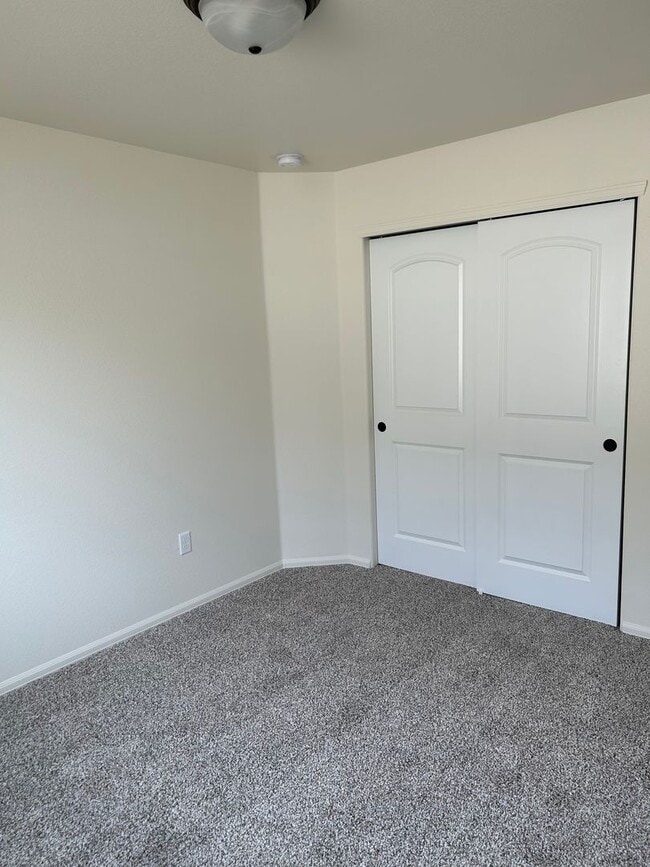 Building Photo - 3 bedroom, 2 bath Ranch floor plan.