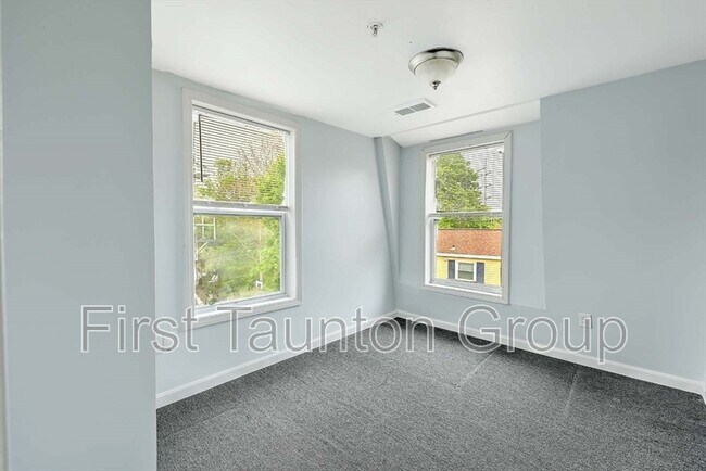 Building Photo - 458 Weir St