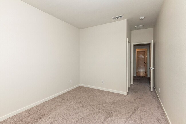 Building Photo - Comfort Meets Coastal Living 4 Bed 2.5 Bath in Oceanside!