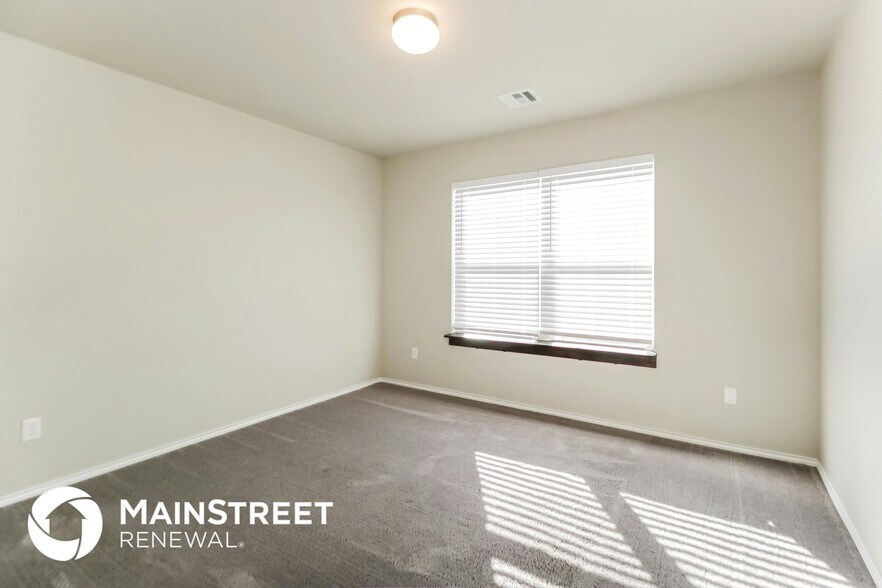 Building Photo - 1800 Sloane Dr