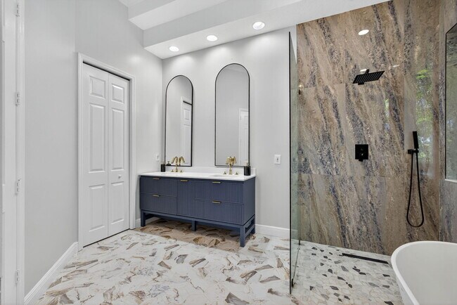Building Photo - 6778 Oakmont Way