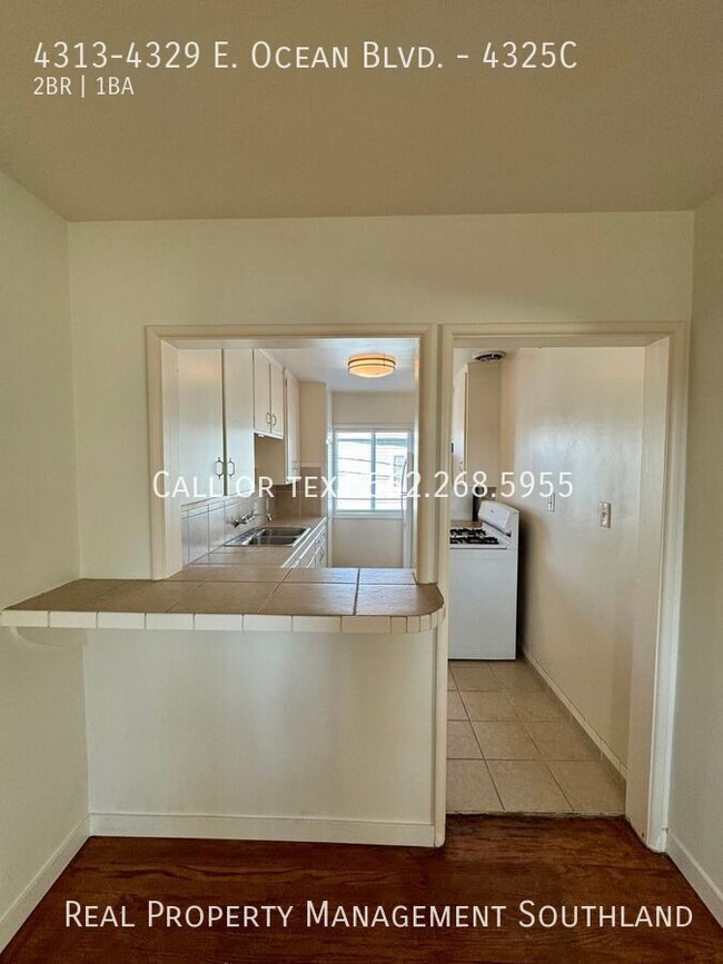 Building Photo - Beautifully Renovated 2 Bed / 1 Bath Apart...