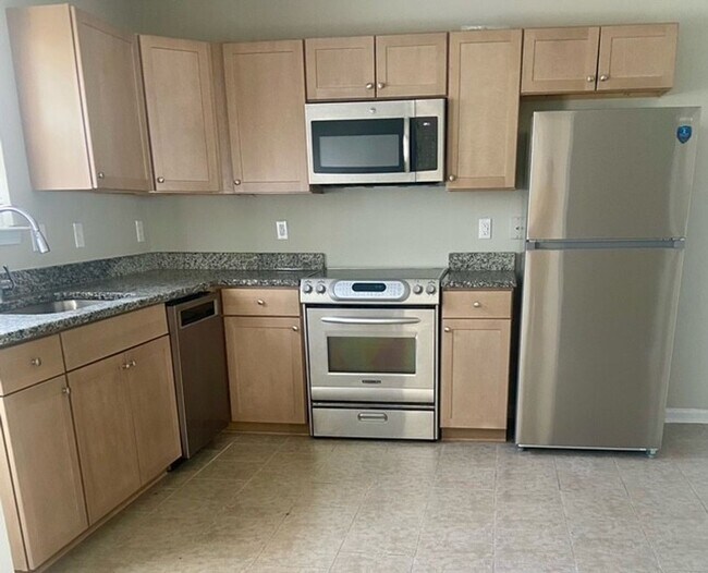 Building Photo - Spacious Town-home!