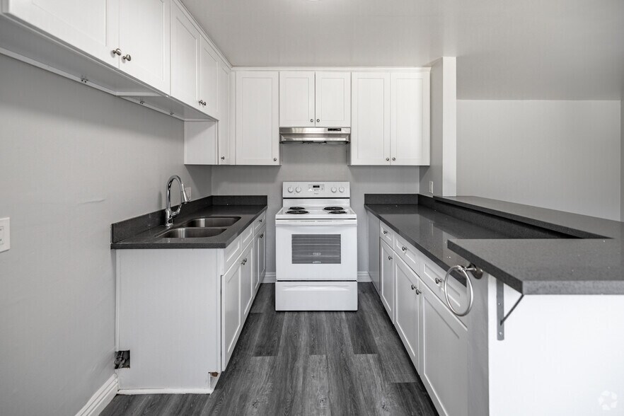 1BR 1BA - Kitchen - 2159 Elm