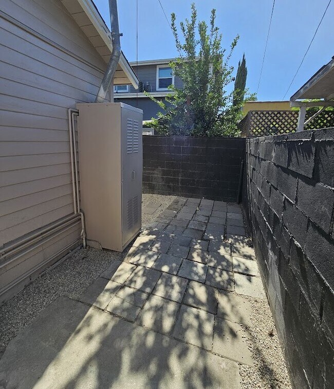 Building Photo - 3136 Casitas Ave