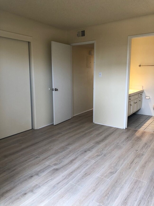 Building Photo - 947-949 Sand Ct