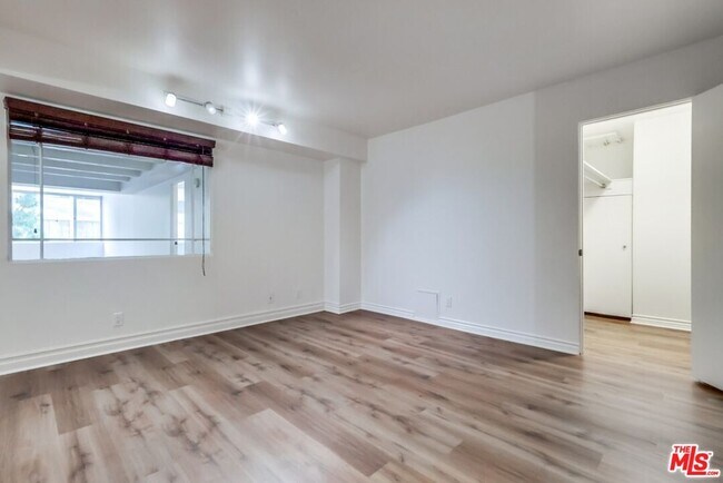 Building Photo - 435 N Oakhurst Dr