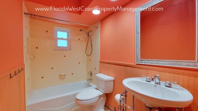 Building Photo - CLASSIC SARASOTA POOL HOME WITH UPDATES AN...