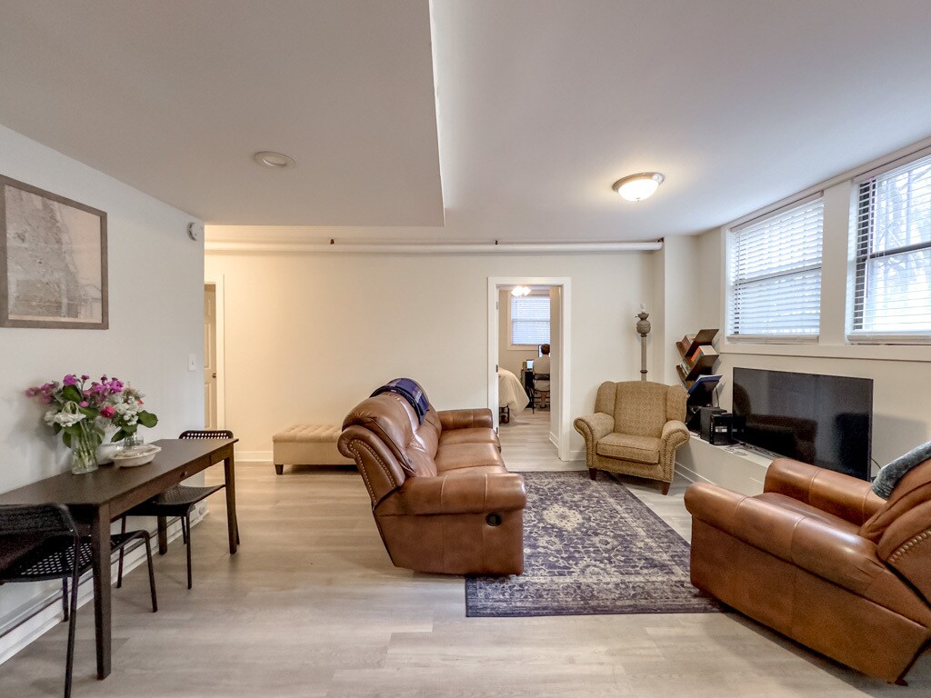 Building Photo - 715 W Roscoe St