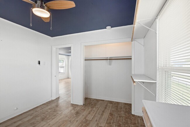 Building Photo - 370 Ling St