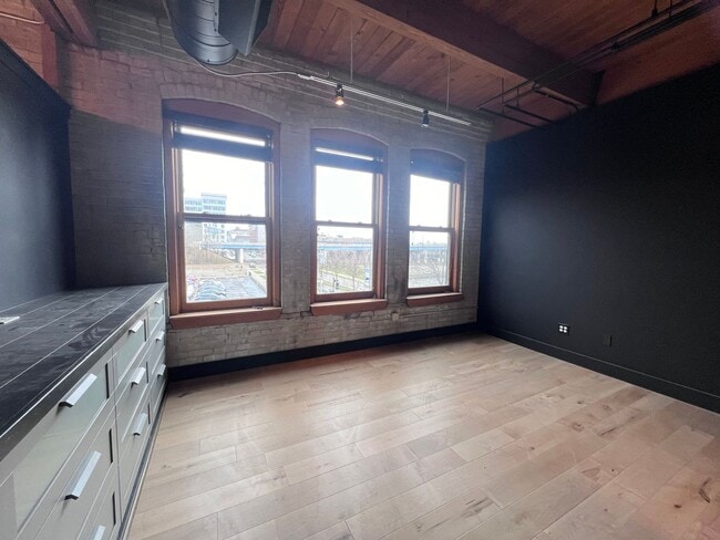 Building Photo - Gorgeous Loft Downtown Grand Rapids