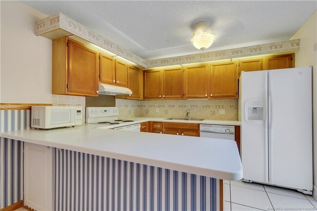 Building Photo - 5662 SE Windsong Ln