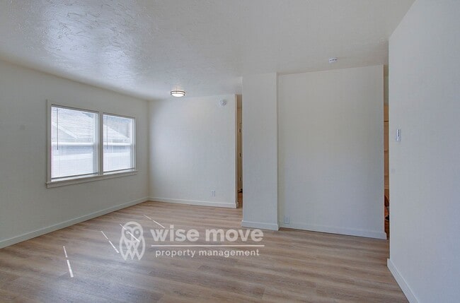 Building Photo - 2 Bedroom Home with Garage- Corner Lot!