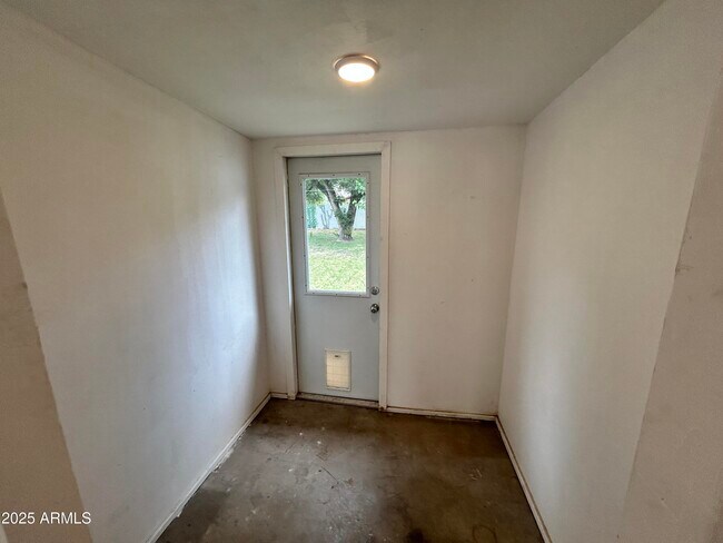 Building Photo - 1014 E Orange Dr