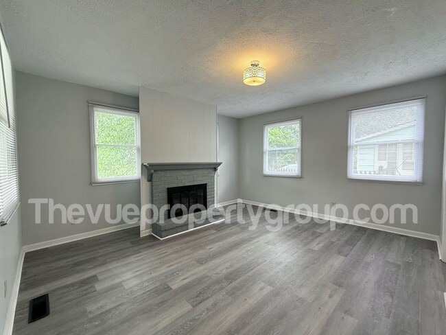 Building Photo - Remodeled 3 Bed, 2 Bath Home with Luxuriou...