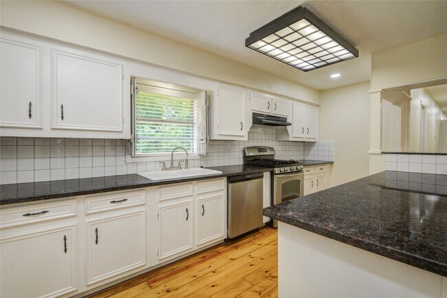 Building Photo - 804 Chickasaw Dr
