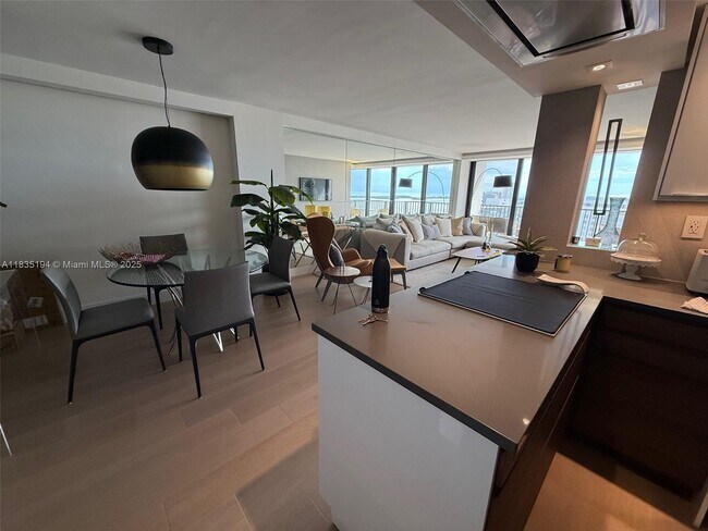 Building Photo - 1450 Brickell Bay Dr