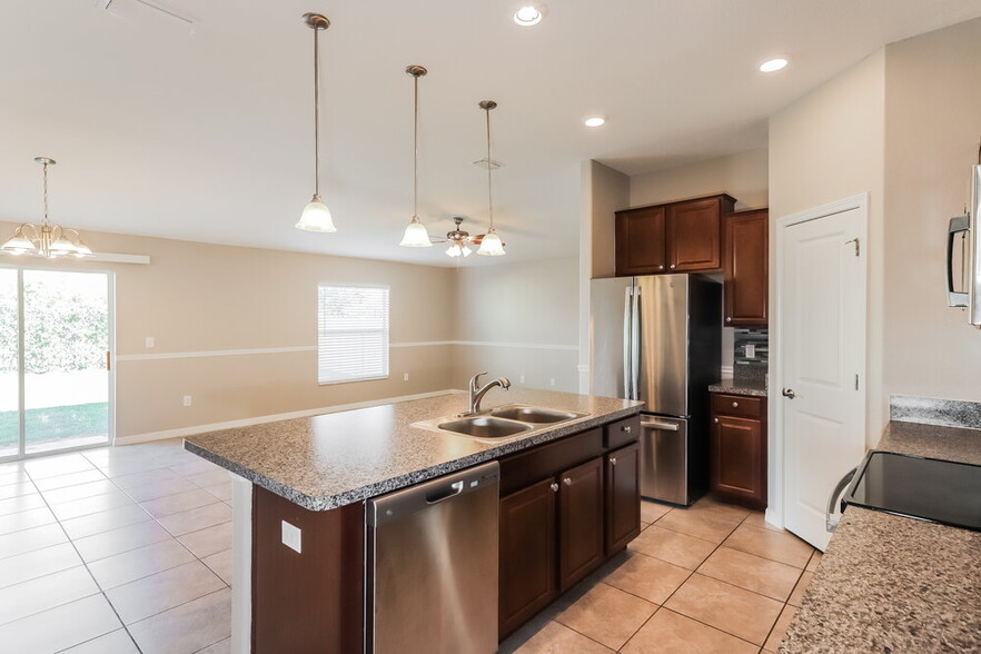 Building Photo - 1637 Climbing Dayflower Dr