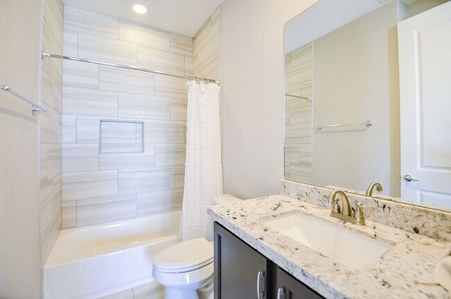 Building Photo - 1223 W 19th St