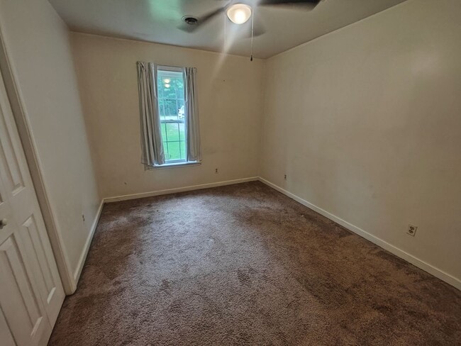 Building Photo - 3 bedroom home on private lot