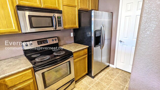 Building Photo - 3 Bed/2 Bath Townhome with Garage / Availa...