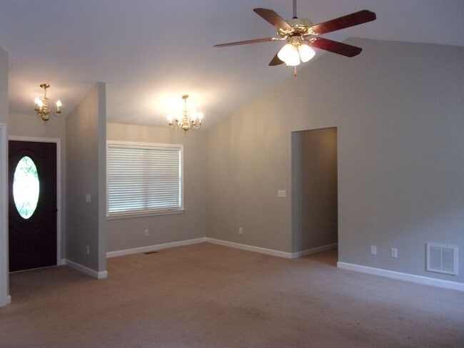 Building Photo - 3 Bedroom 2 Bath Home on over 1 Acre in Yo...