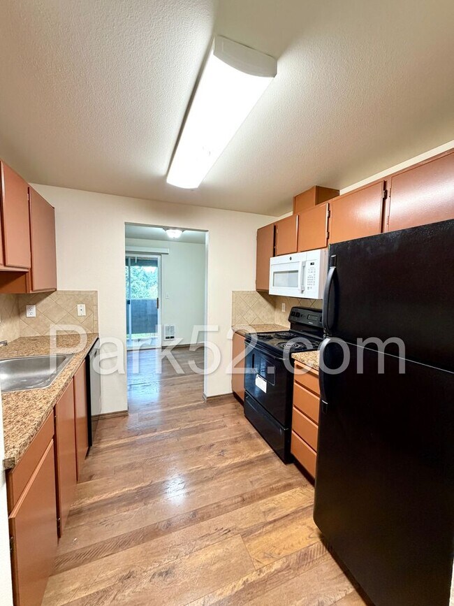 Building Photo - Puyallup Area 2 Bedroom 2nd Floor Apartment