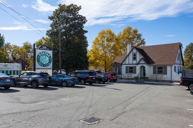 Building Photo - 1540 Lebanon Pike
