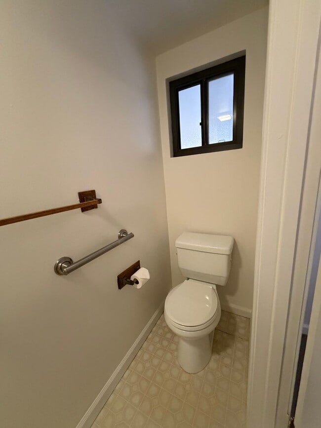 Building Photo - Welcome to this stunning 3 bedroom 2 bathroom home located in Fremont