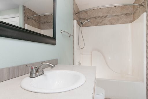 Building Photo - Remodeled 2 Bed 1 Bath! Close to freeway, ...