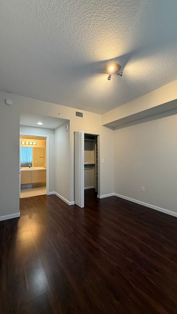 Building Photo - Spacious 3BR/3BA with bay views in the heart of Edgewater!