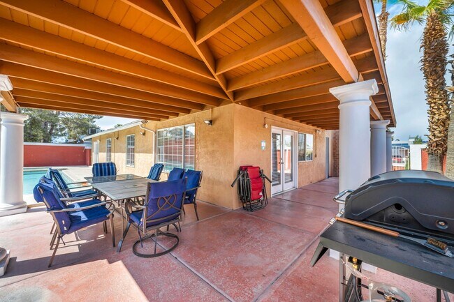 Building Photo - 3 Bed FULLY FURNISHED Pool Home