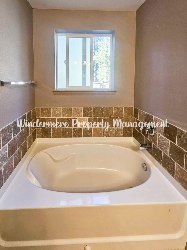 Building Photo - Immaculate rambler on large lot in Olalla