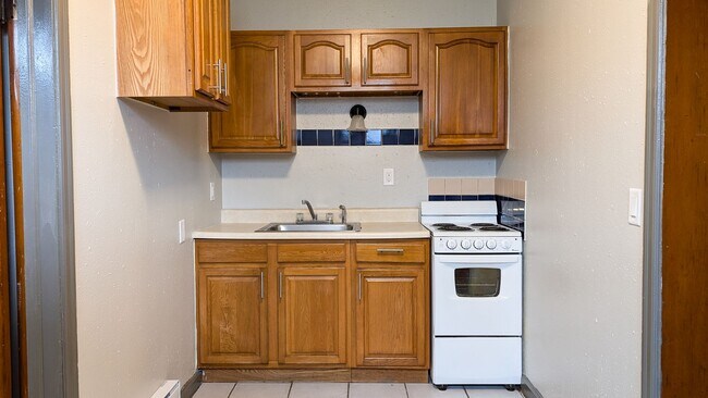 Building Photo - 704 Hickory St