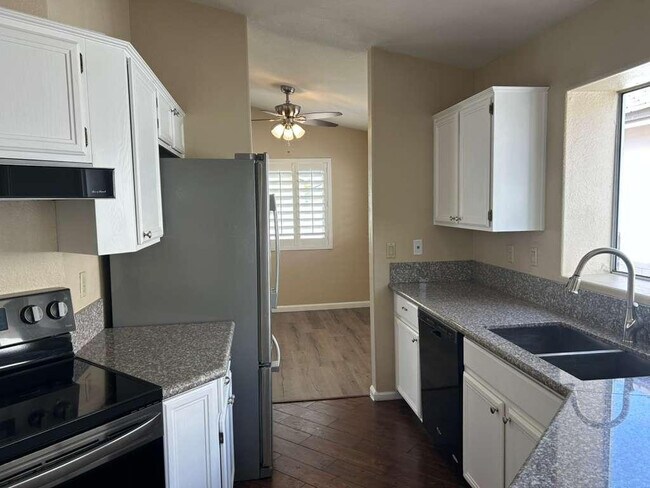 Building Photo - 15822 N 5th Ave