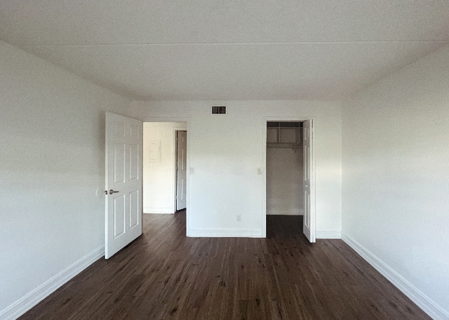 Building Photo - 2836 Somerset Park Dr