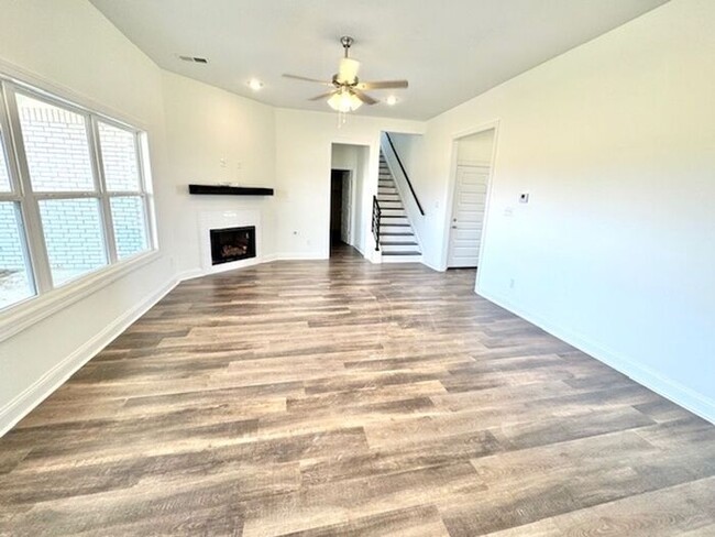 Building Photo - Move In Special! Half off June Rent with M...