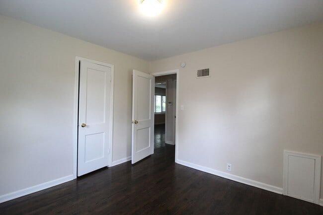 Building Photo - 2 Bedroom 1 Bath House In Overland Park