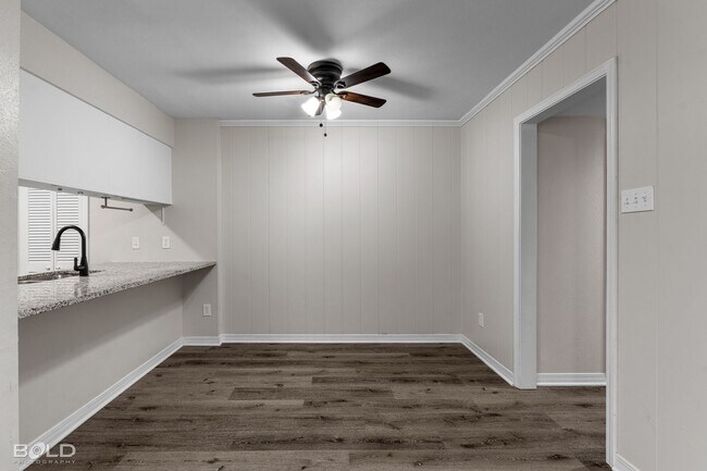 Building Photo - 3 bed 2 bath Town House