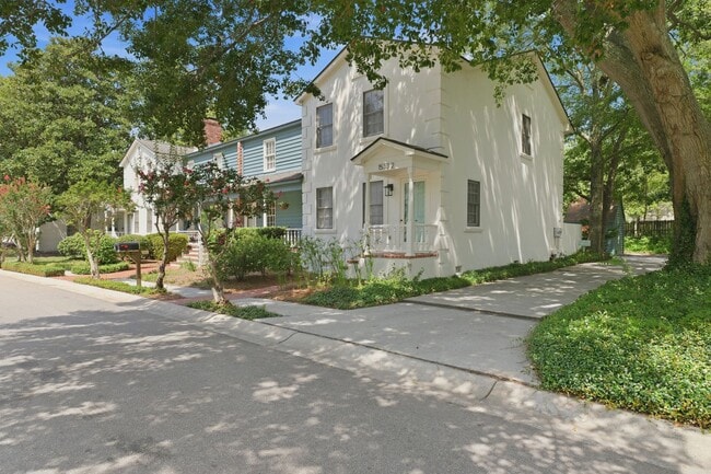 Building Photo - Charming Mount Pleasant Townhouse