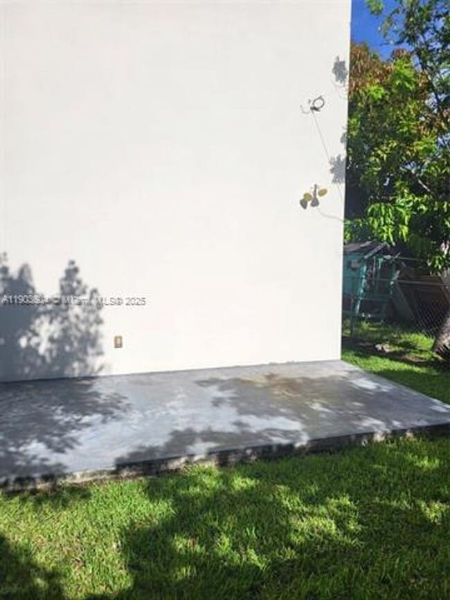 Building Photo - 1027 SW 11th Ave